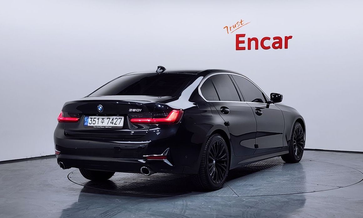 BMW 3-Series 320i Luxury, 2022