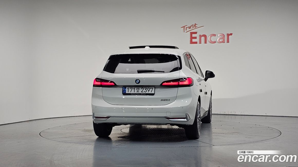 BMW 2-Series 220i Luxury, 2023