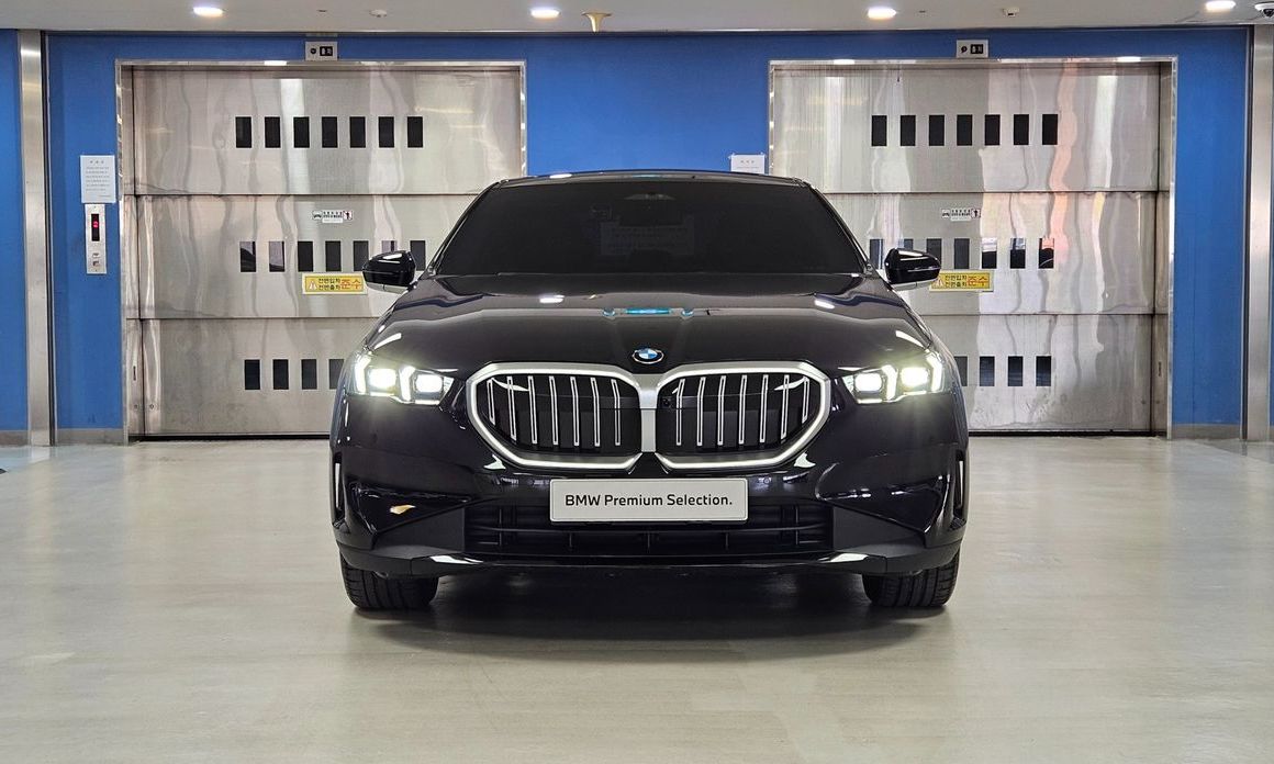 BMW 5-Series 530i xDrive, 2025