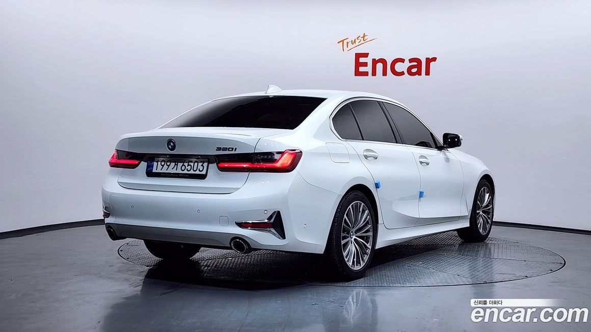 BMW 3-Series 320i Luxury, 2022