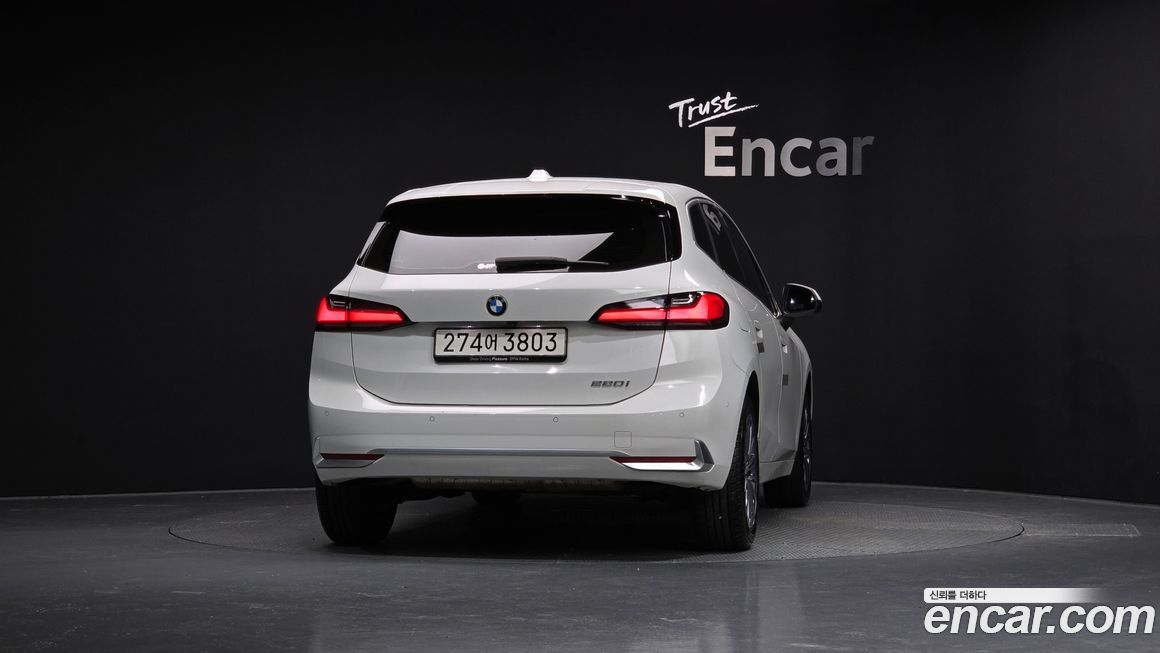 BMW 2-Series 220i Luxury, 2023