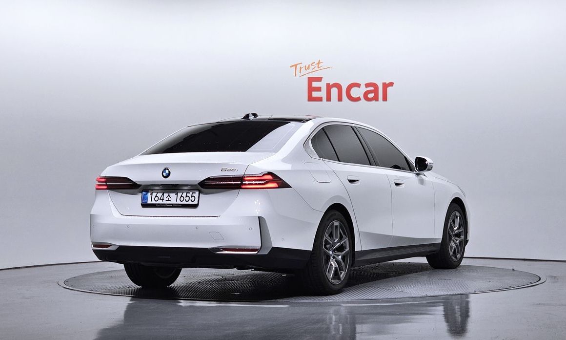 BMW 5-Series 520i, 2025