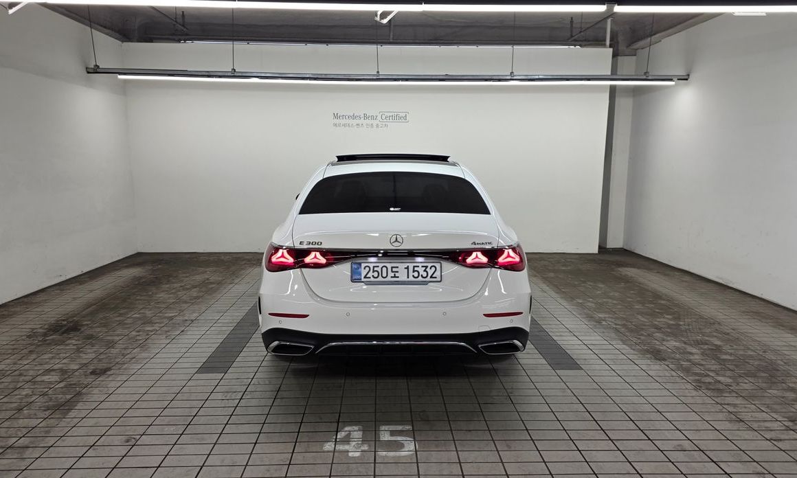 Mercedes-Benz E-Class E300 4MATIC AMG Line, 2025