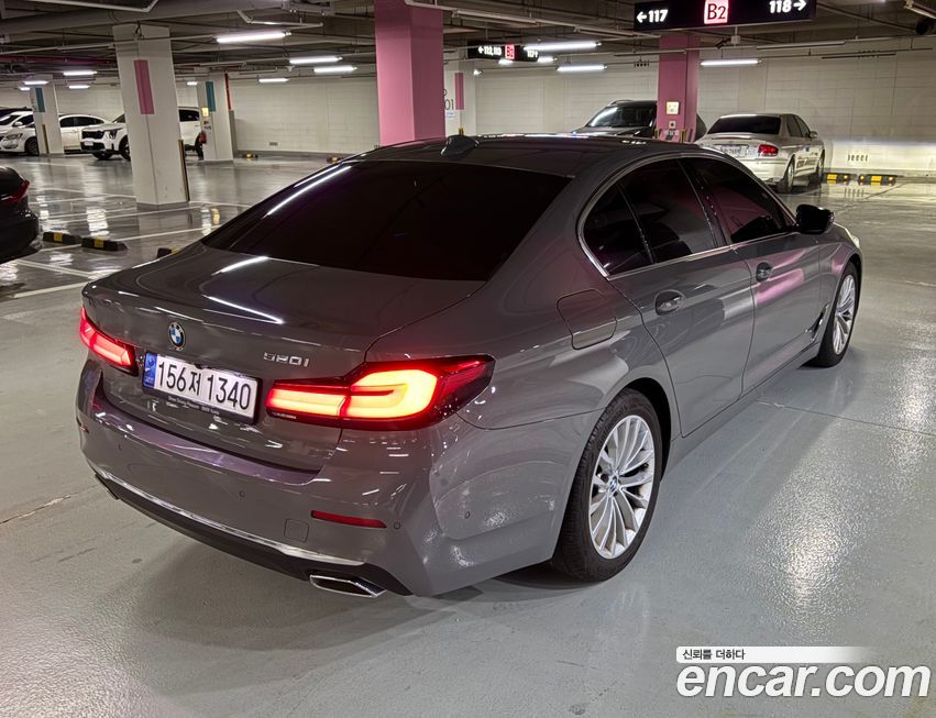 BMW 5-Series 520i Luxury, 2022