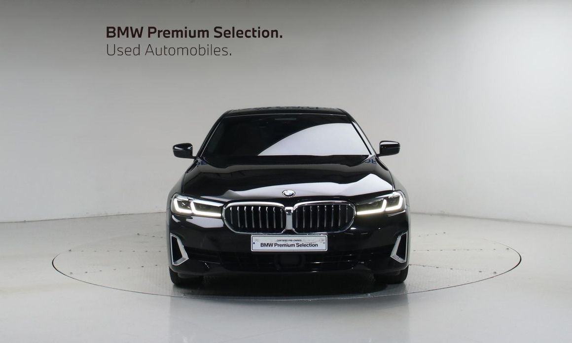 BMW 5-Series 520i Luxury, 2022