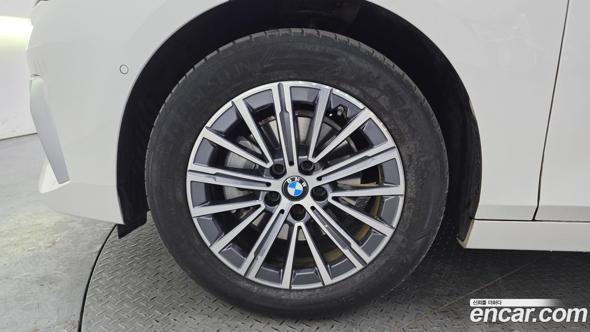 BMW 2-Series 220i Luxury, 2023