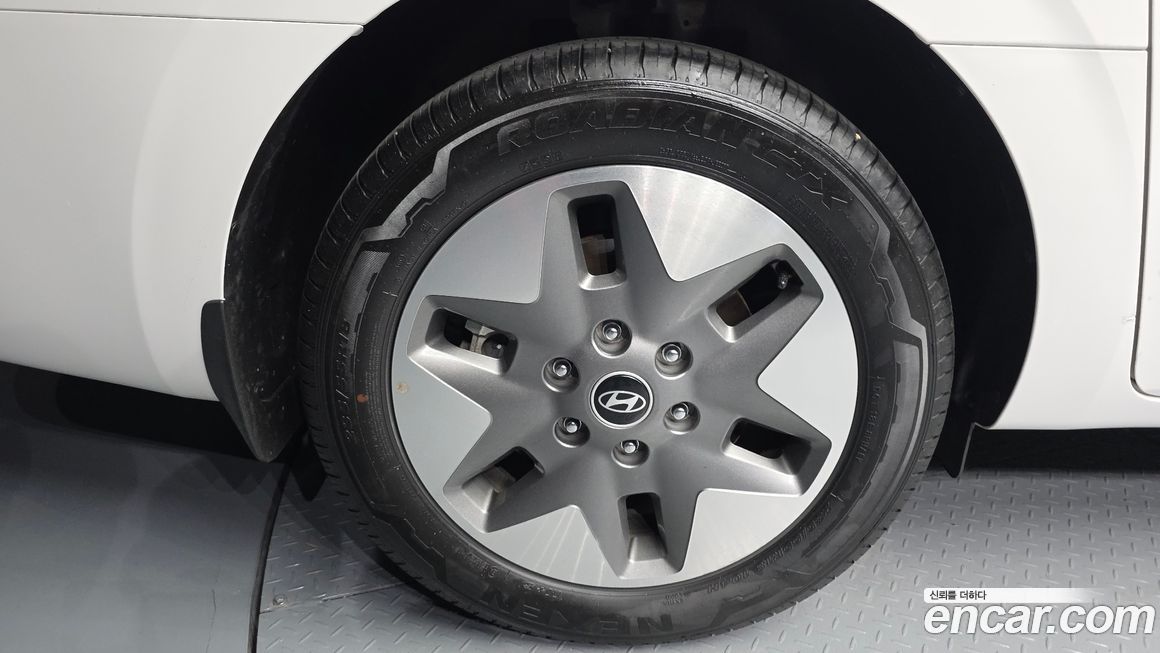 Hyundai Staria 4WD Tourer 9-Seater, 2025