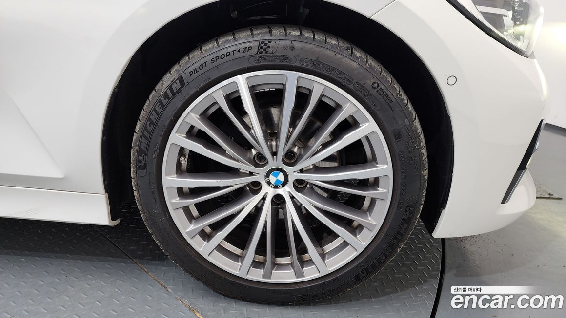 BMW 3-Series 320i Luxury, 2022