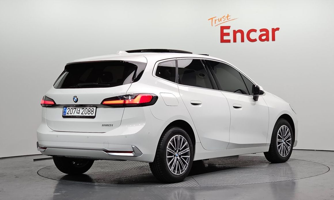 BMW 2-Series 220i Luxury, 2024