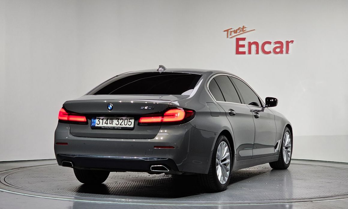 BMW 5-Series 520i Luxury, 2022