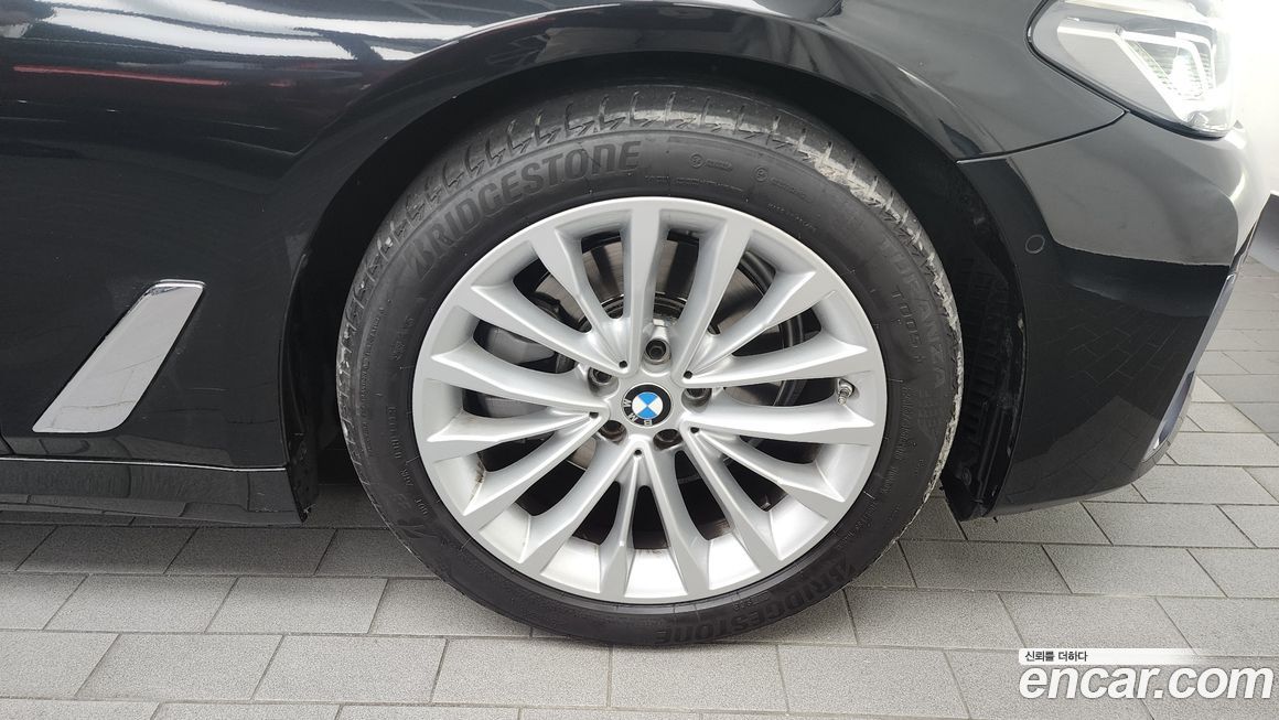 BMW 5-Series 520i Luxury, 2022