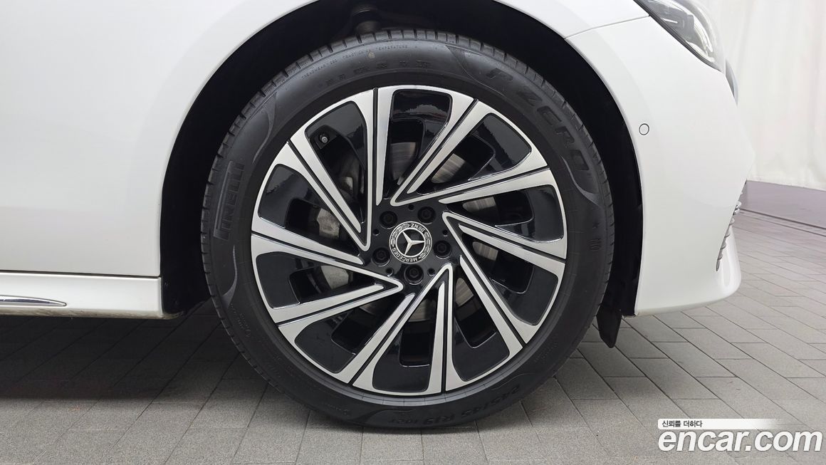 Mercedes-Benz E-Class E300 4MATIC Exclusive, 2025