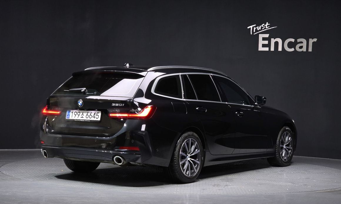 BMW 3-Series 320i Touring, 2024
