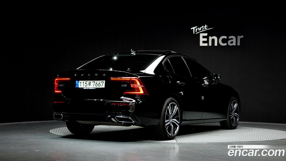 Volvo S60 B5 R-Design, 2022