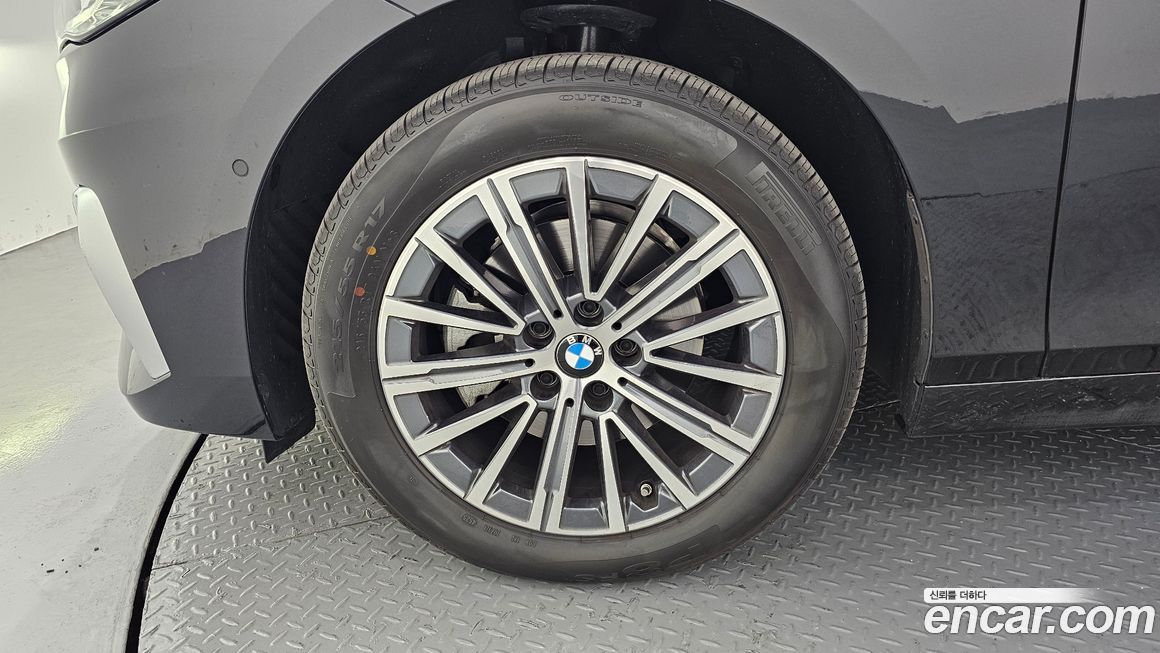 BMW 2-Series 220i Luxury, 2025