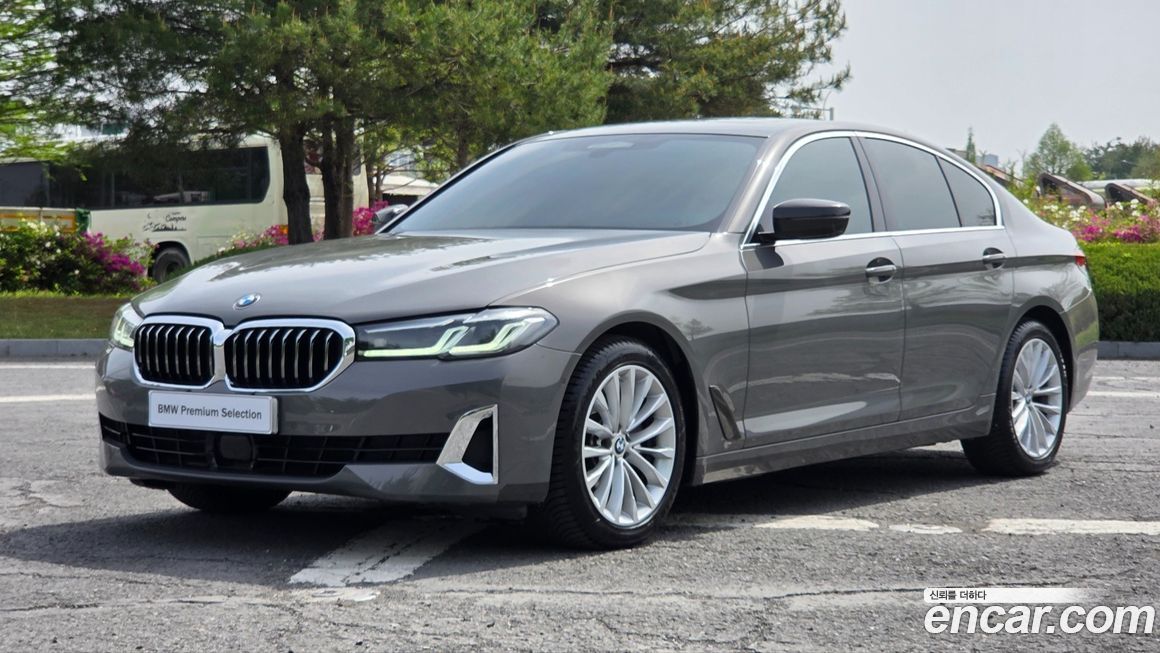BMW 5-Series 520i Luxury, 2022