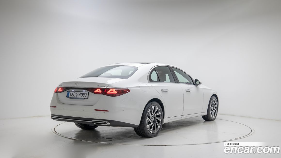 Mercedes-Benz E-Class E300 4MATIC Exclusive, 2026