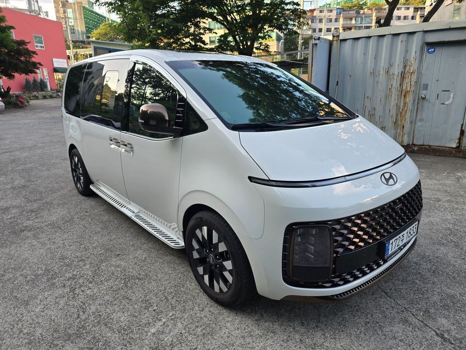 Hyundai Staria 4WD Lounge 7-Seater, 2025