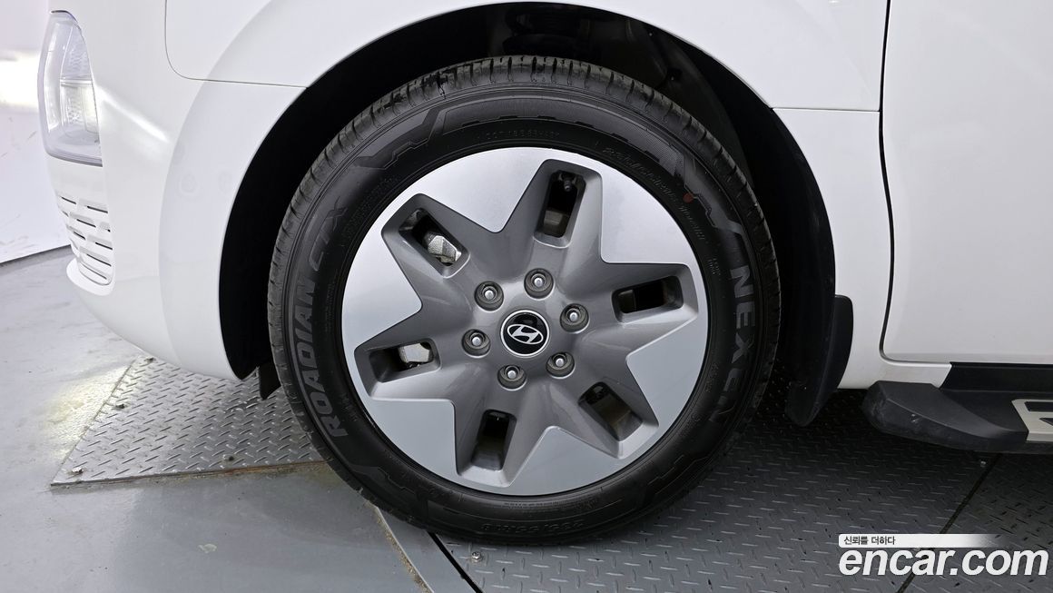 Hyundai Staria 4WD Tourer 9-Seater, 2025