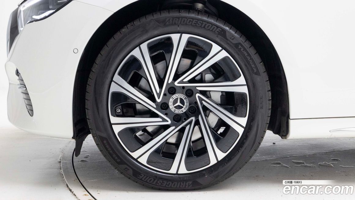 Mercedes-Benz E-Class E300 4MATIC Exclusive, 2026