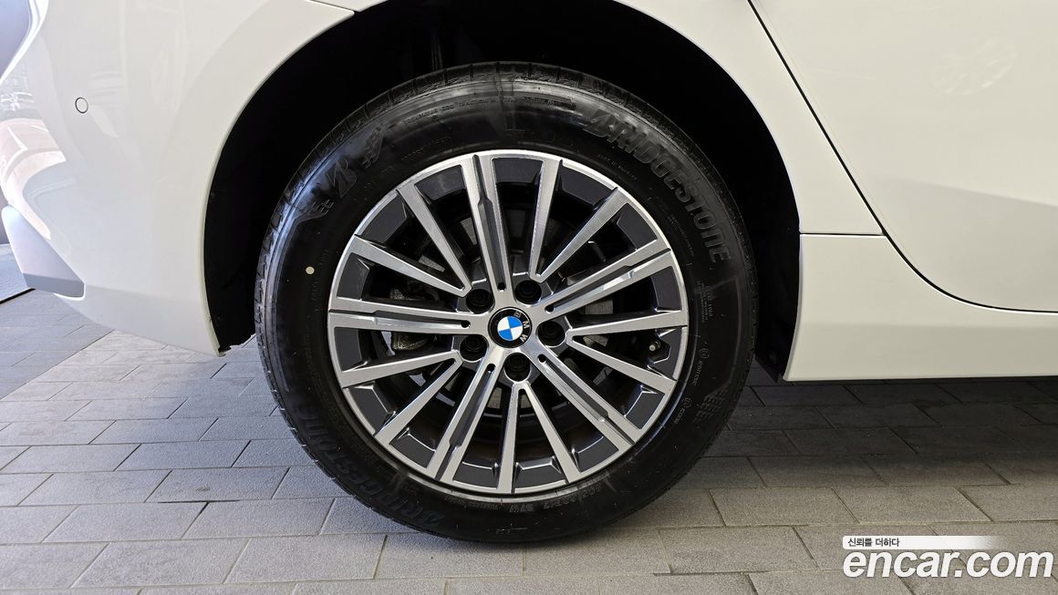 BMW 2-Series 220i Luxury, 2024