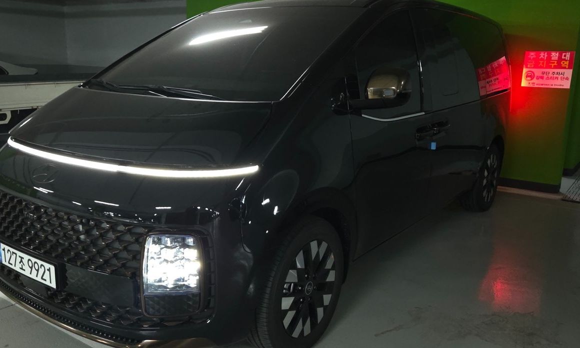 Hyundai Staria 4WD Lounge 7-Seater, 2025