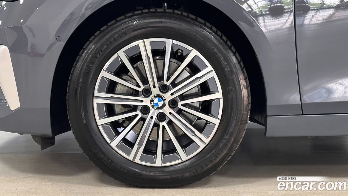 BMW 2-Series 220i Luxury, 2023