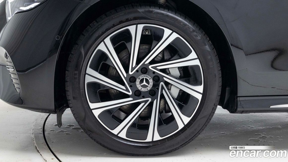 Mercedes-Benz E-Class E300 4MATIC Exclusive, 2025