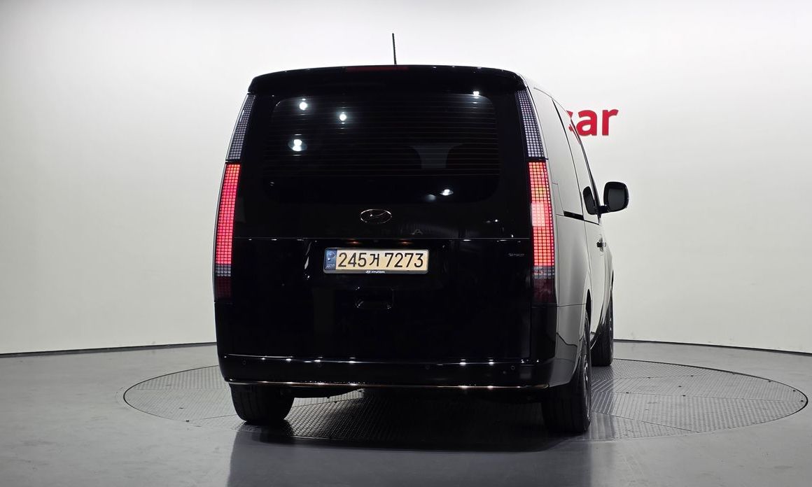 Hyundai Staria 4WD Lounge 7-Seater, 2022