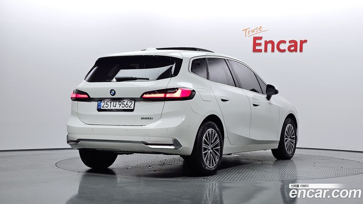 BMW 2-Series 220i Luxury, 2025