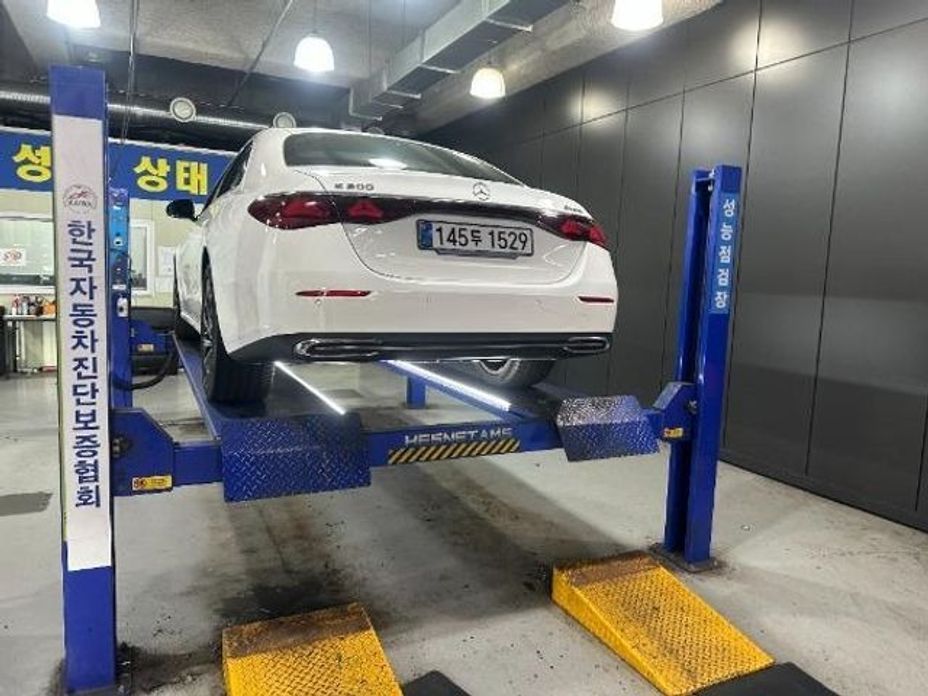 Mercedes-Benz E-Class E300 4MATIC Exclusive, 2025