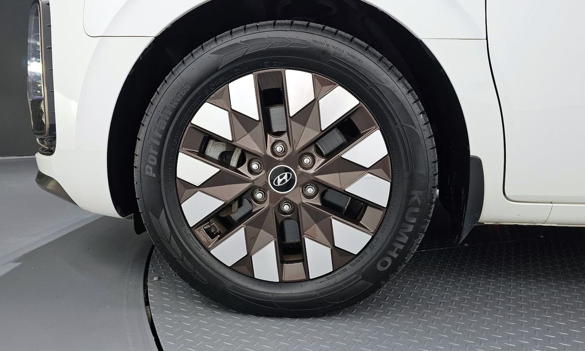 Hyundai Staria 4WD Lounge 9-Seater, 2022