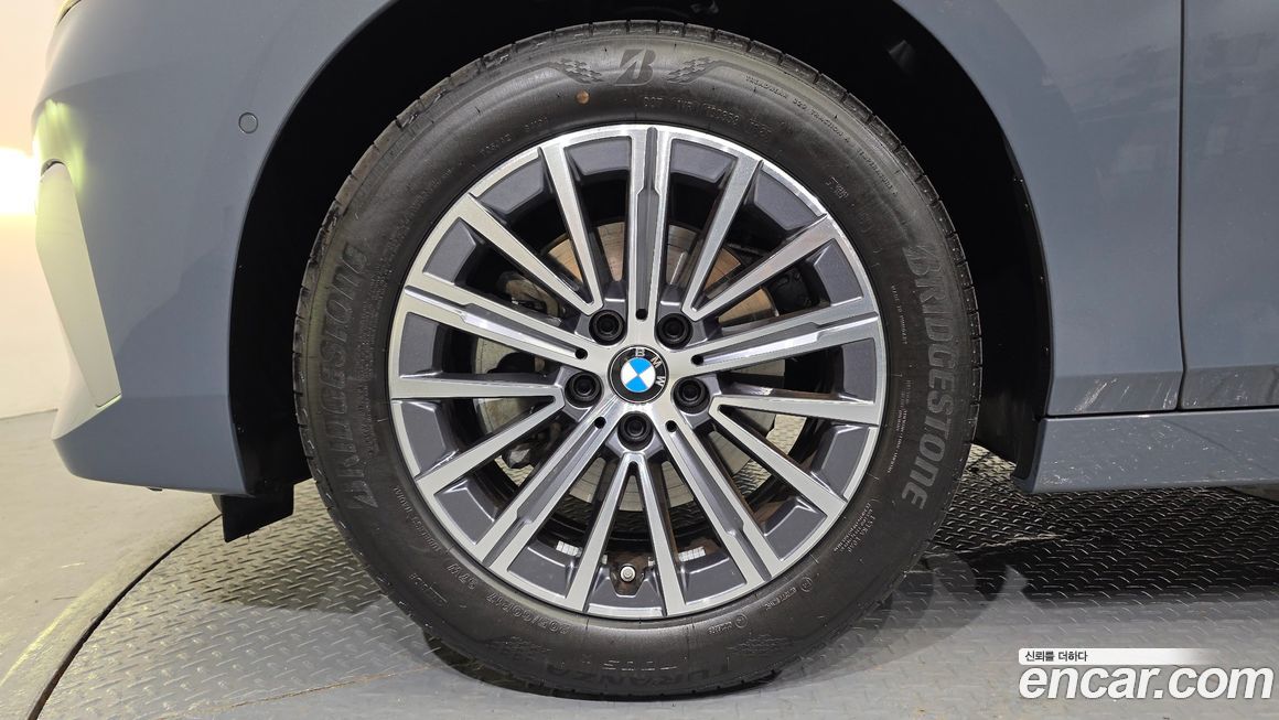 BMW 2-Series 220i Luxury, 2025
