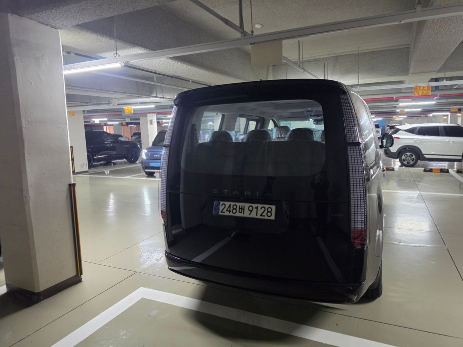 Hyundai Staria 4WD Lounge 7-Seater, 2025