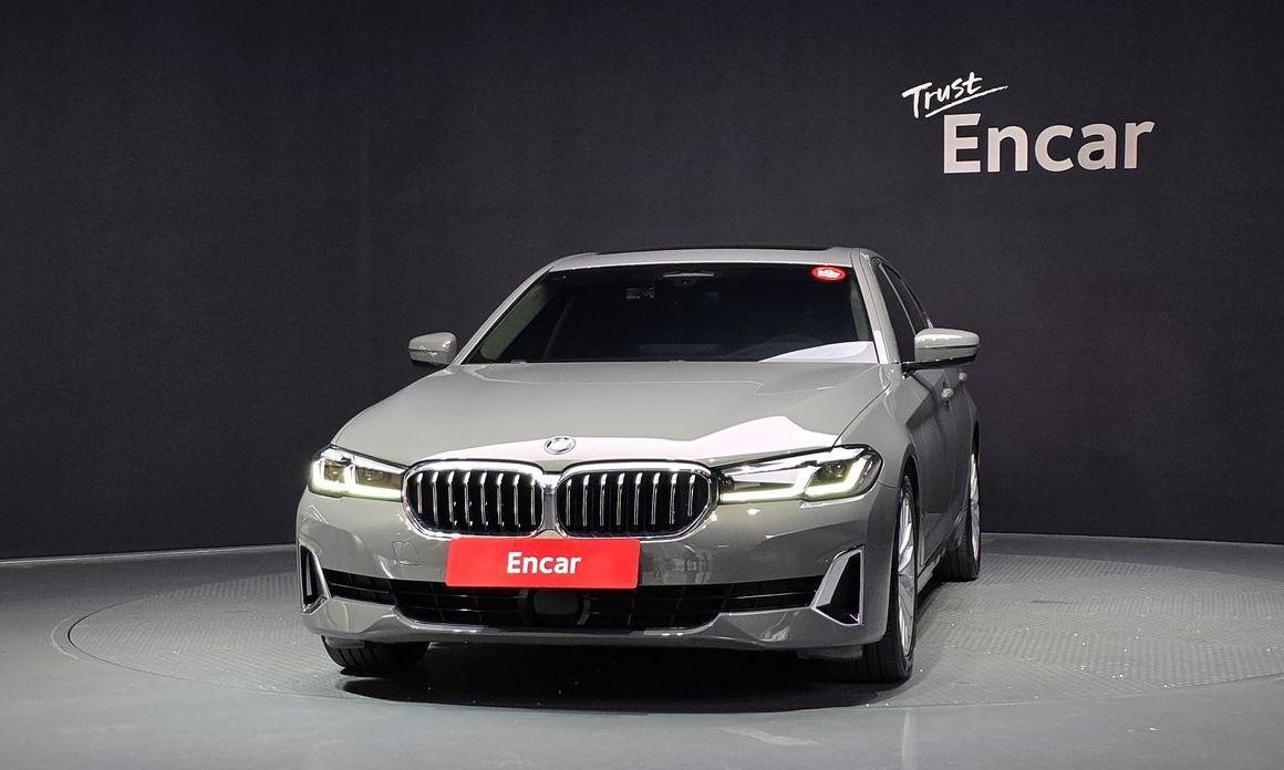 BMW 5-Series 520i Luxury, 2022