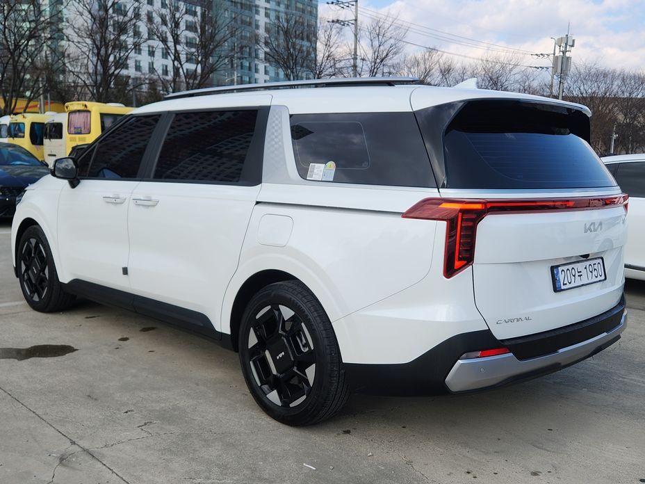 Kia Carnival 9-Seater Prestige, 2024