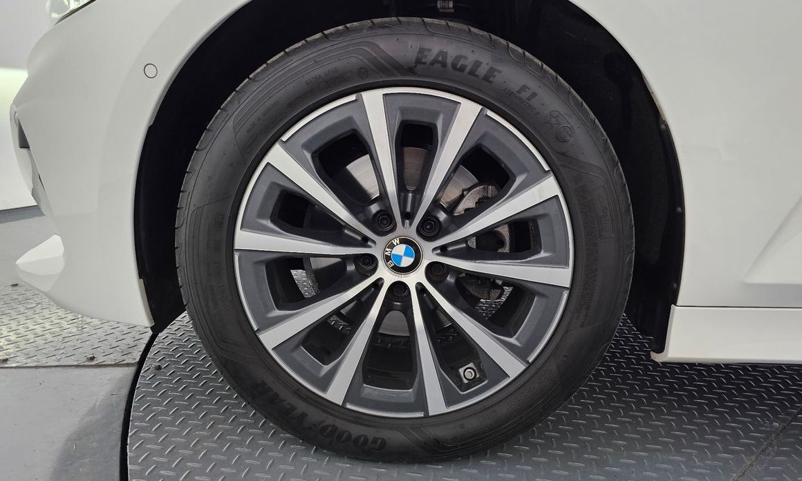 BMW 3-Series 320i Touring, 2024