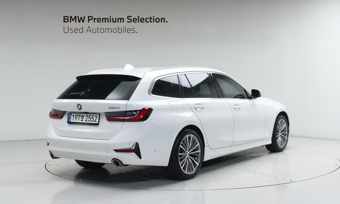 BMW 3-Series 320i Touring Luxury, 2022