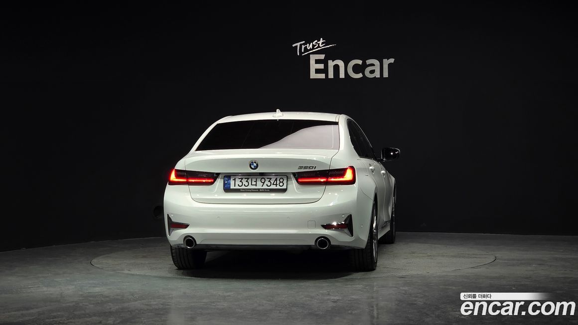 BMW 3-Series 320i Luxury, 2022