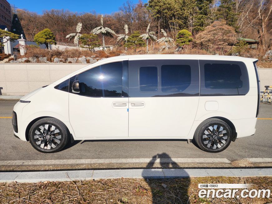 Hyundai Staria 4WD Lounge 9-Seater, 2025