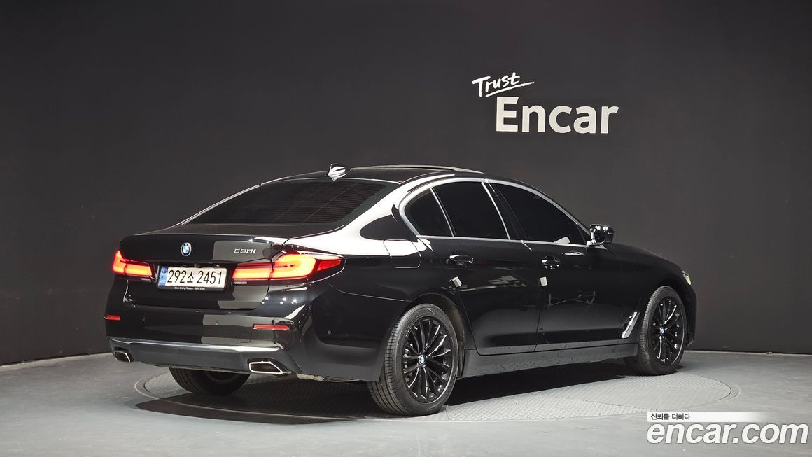 BMW 5-Series 530i Luxury, 2022