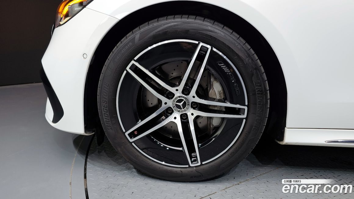 Mercedes-Benz E-Class E300 4MATIC AMG Line, 2025