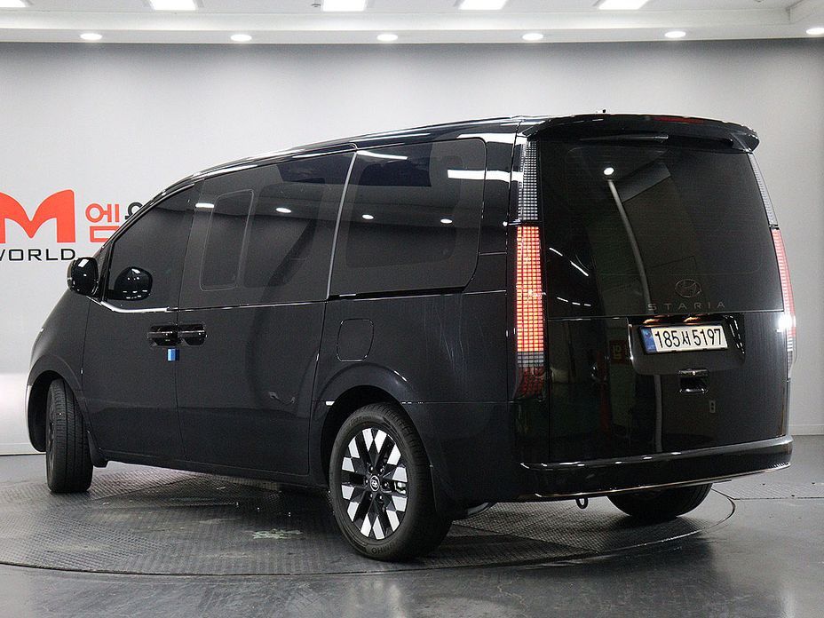 Hyundai Staria 4WD Lounge 7-Seater, 2025