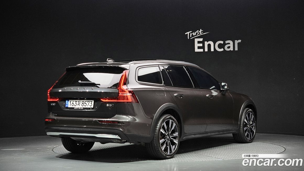Volvo V60 B5 Ultimate AWD, 2023