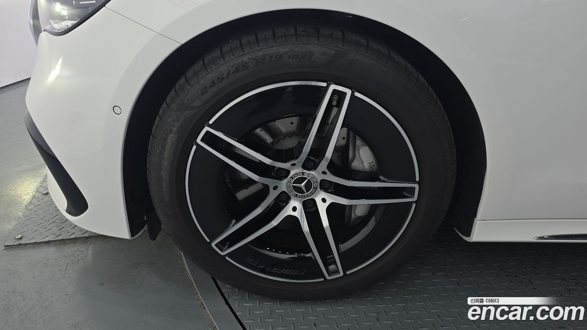 Mercedes-Benz E-Class E300 4MATIC AMG Line, 2025