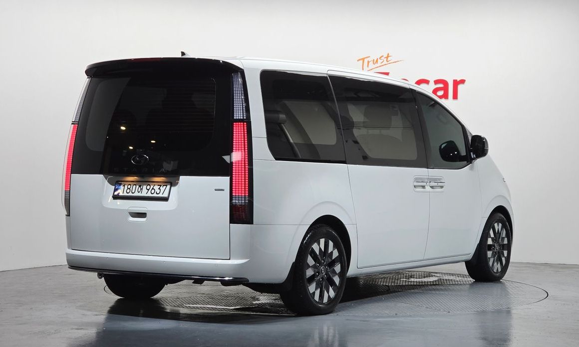 Hyundai Staria 4WD Lounge 9-Seater, 2023
