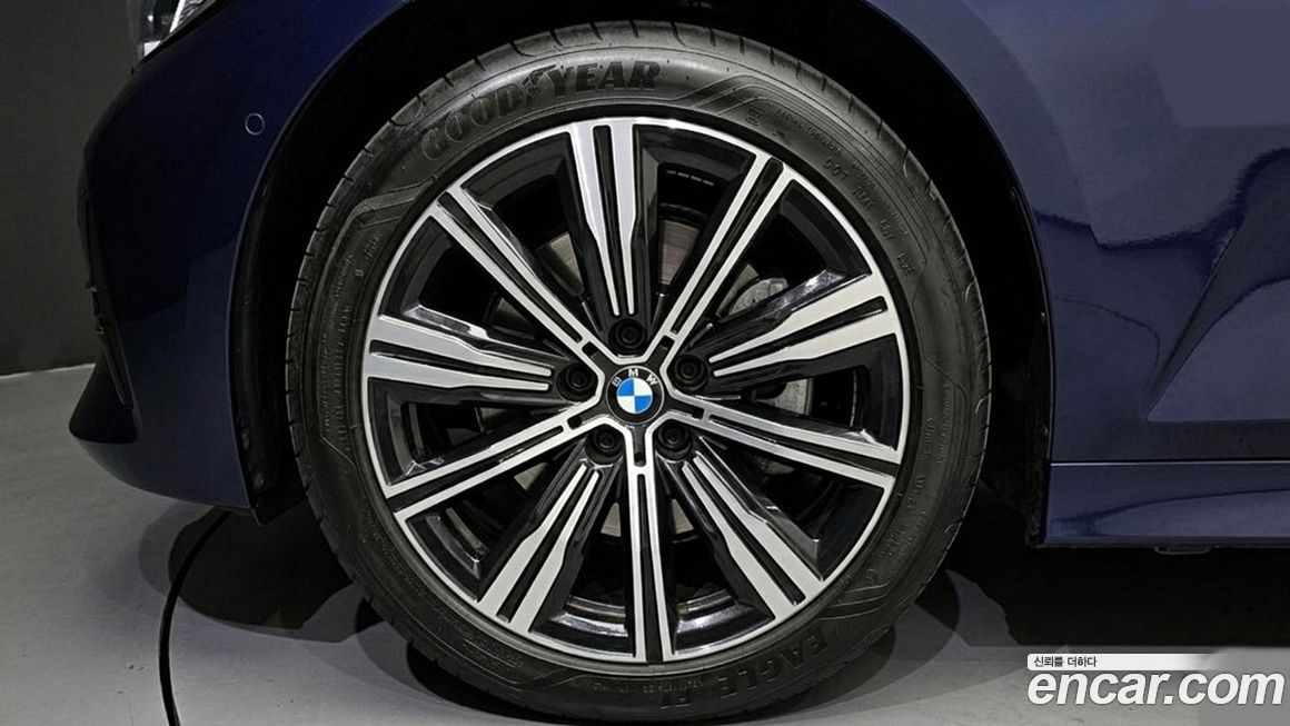 BMW 3-Series 320i, 2025