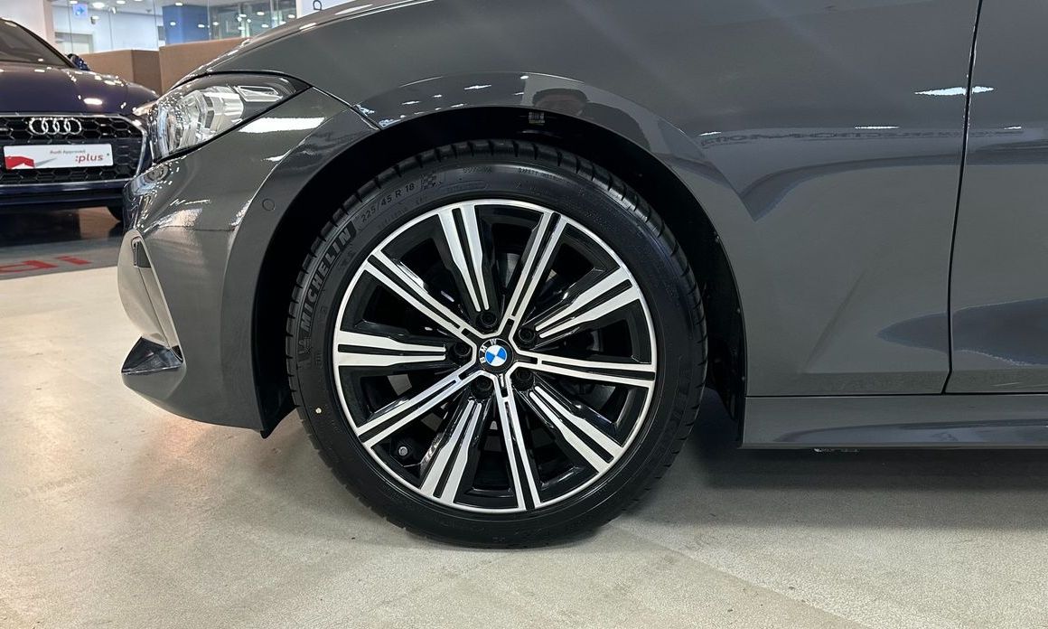 BMW 3-Series 320i, 2025