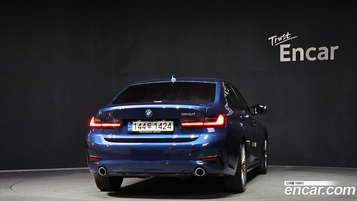 BMW 3-Series 320i Luxury, 2022