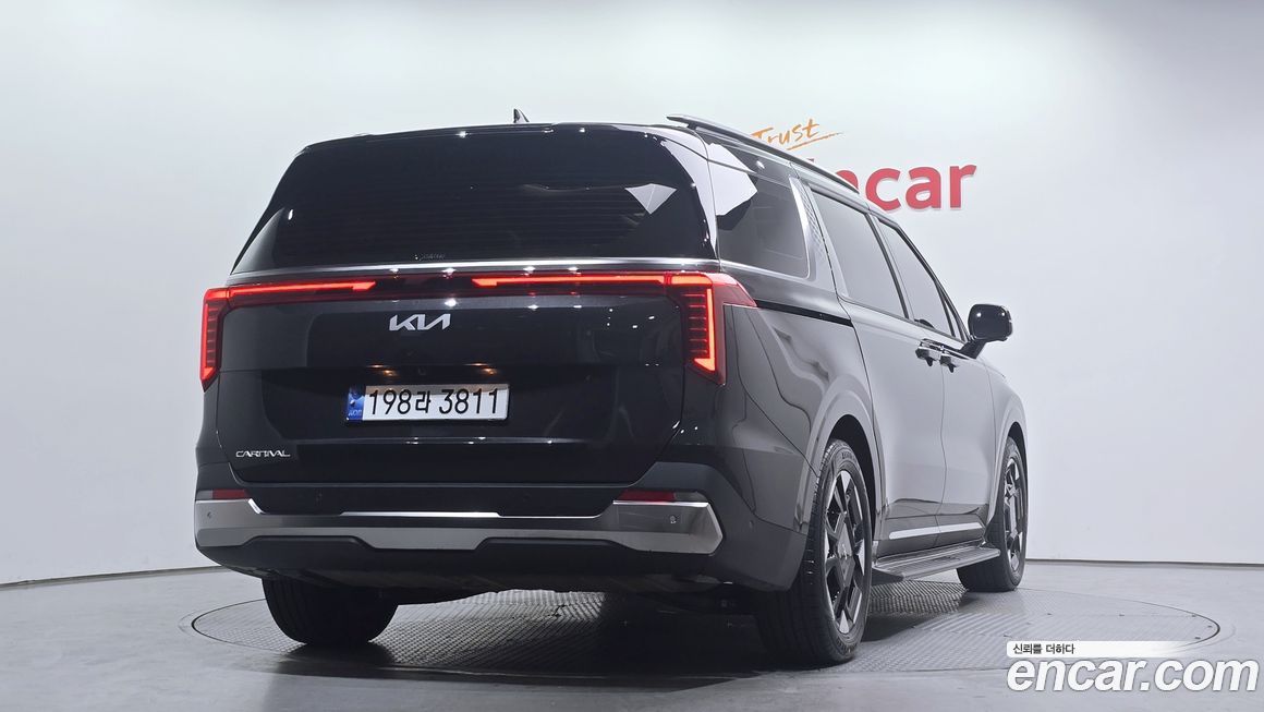 Kia Carnival 7-Seater Outdoor, 2025
